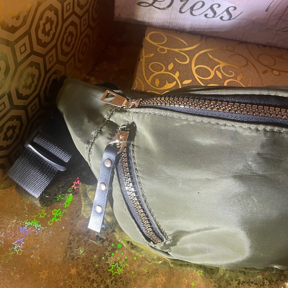 Green Nylon Crossbody Belt Bag Sports Bag Fanny Pack Gold Metal Zipper Accents - Picture 4 of 13